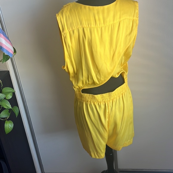 BEBE YELLOW ROMPER - Picture 3 of 6